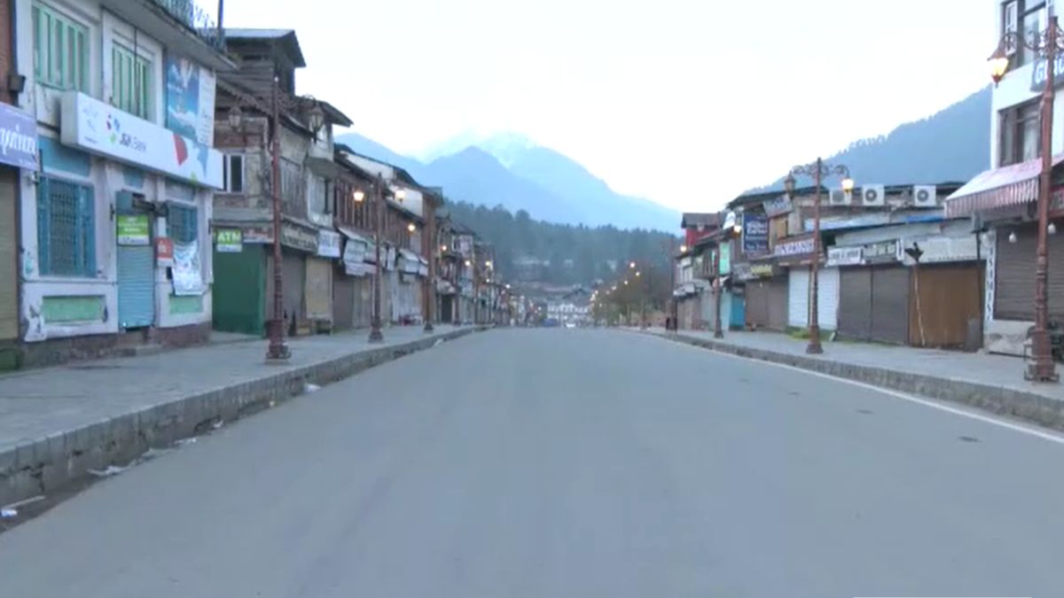 सड़कों पर सन्नाटा, दुकानों पर ताले और दहशत के निशान... पहलगाम में आतंकी हमले के बाद कैसे हैं हालात सड़कों पर सन्नाटा, दुकानों पर ताले और दहशत के निशान... पहलगाम में आतंकी हमले के बाद कैसे हैं हालात