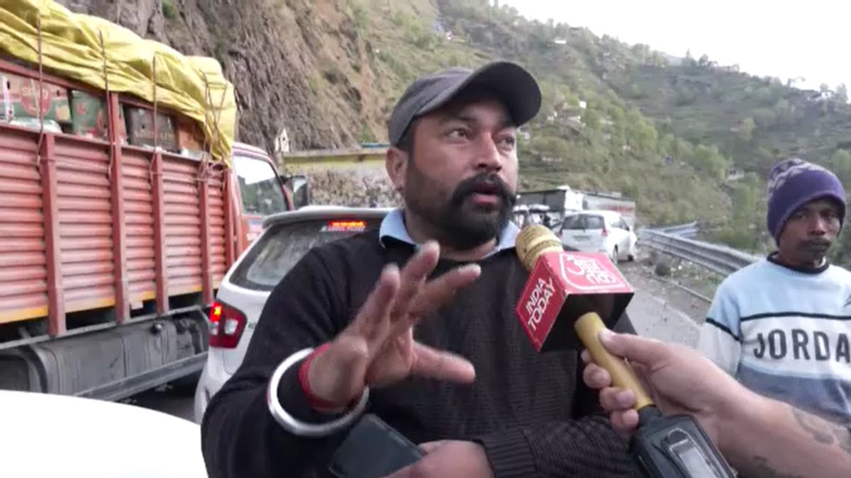 आतंकवादी हमले के बाद 8 किमी लंबा जाम, टूरिस्ट और लोकल फंसे, एक गाड़ी में 40 भेड़ों की मौत, सब्जियां सड़ीं आतंकवादी हमले के बाद 8 किमी लंबा जाम, टूरिस्ट और लोकल फंसे, एक गाड़ी में 40 भेड़ों की मौत, सब्जियां सड़ीं