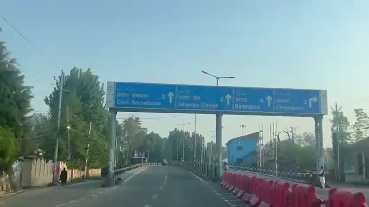 सड़कों पर सन्नाटा, दुकानों पर ताले और दहशत के निशान... पहलगाम में आतंकी हमले के बाद कैसे हैं हालात सड़कों पर सन्नाटा, दुकानों पर ताले और दहशत के निशान... पहलगाम में आतंकी हमले के बाद कैसे हैं हालात