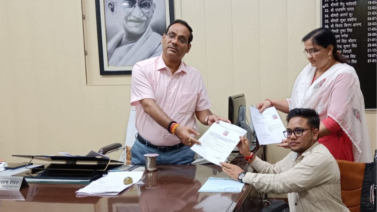 शरद सिंह और उनकी दोस्त.