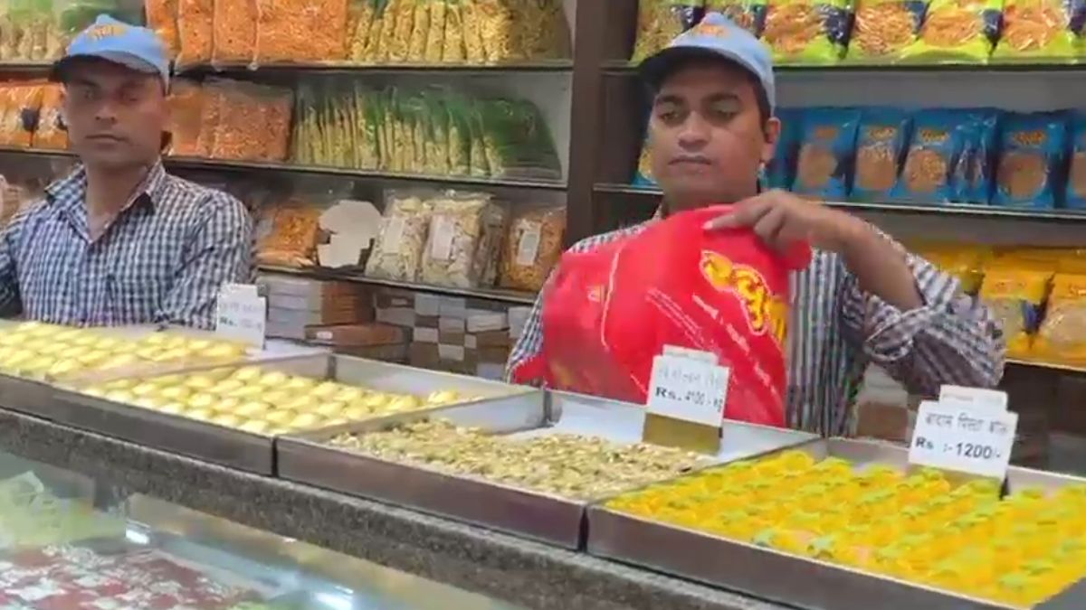 11 हजार रुपए में मिल रही एक किलो मिठाई, चढ़ाई गई है सोने की परत, जानें खासियत