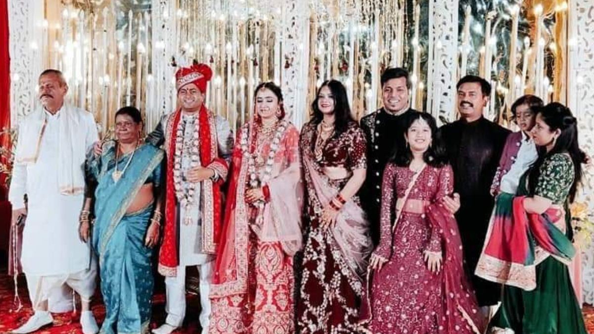  रोहतास के डीएम ने दोबारा रचाई शादी, अपनी ही अधीनस्थ अधिकारी संग लिए सात फेरे, जानें कौन हैं उनकी दुल्हन