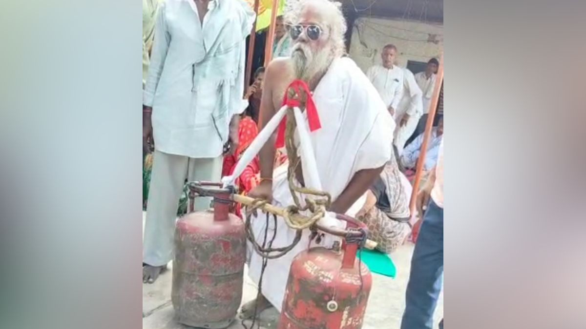 बाबा ने दाढ़ी से उठा लिए 2 गैस सिलेंडर. बाबा ने दाढ़ी से उठा लिए 2 गैस सिलेंडर.