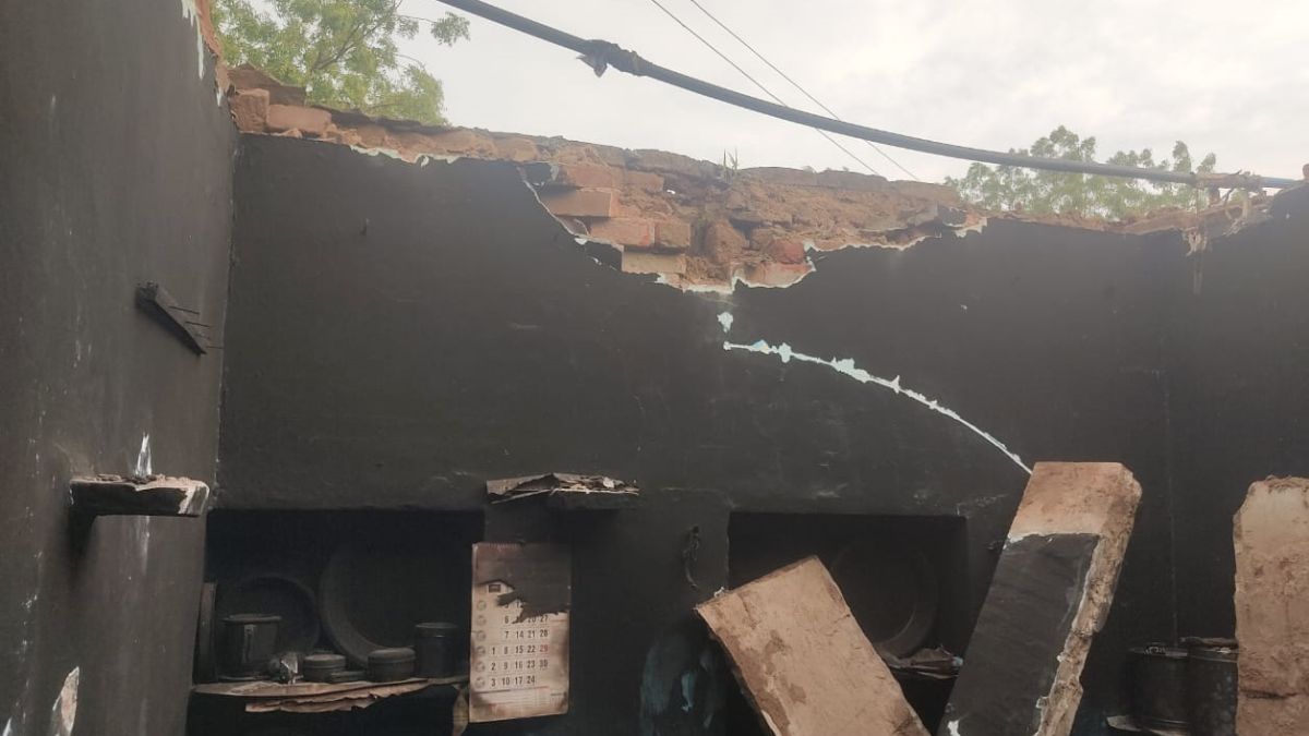 फ्रिज का कंप्रेशर फटने से मकान का हुआ ये हाल, घर में रखा सामान जला फ्रिज का कंप्रेशर फटने से मकान का हुआ ये हाल, घर में रखा सामान जला