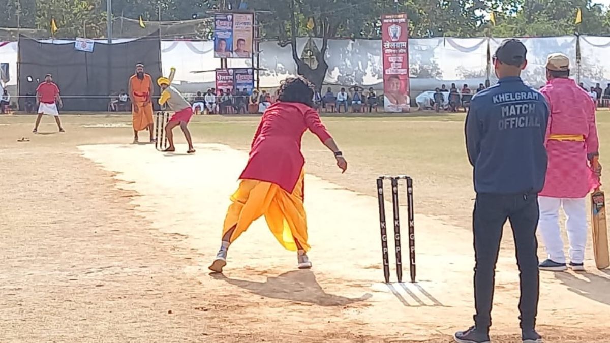 धोती बांधकर क्रिकेट मैदान में उतरे साधु-संत, बल्ला थाम जमकर लगाए चौके-छक्के
