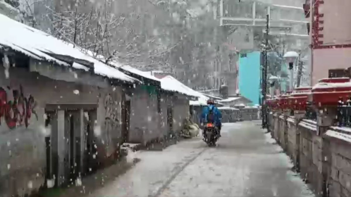मनाली में बर्फबारी. 