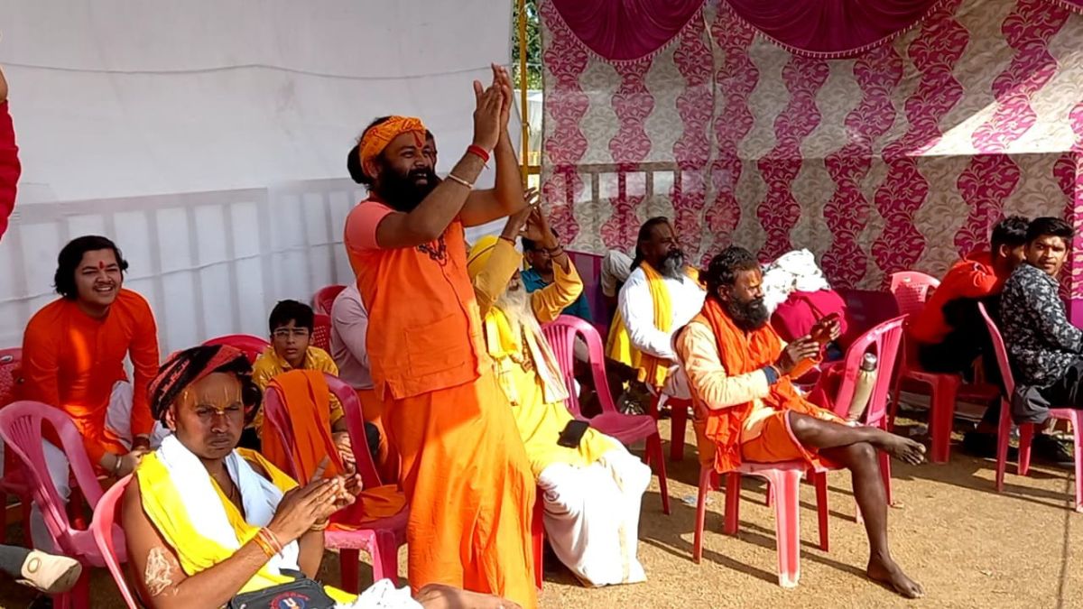 धोती बांधकर क्रिकेट मैदान में उतरे साधु-संत, बल्ला थाम जमकर लगाए चौके-छक्के