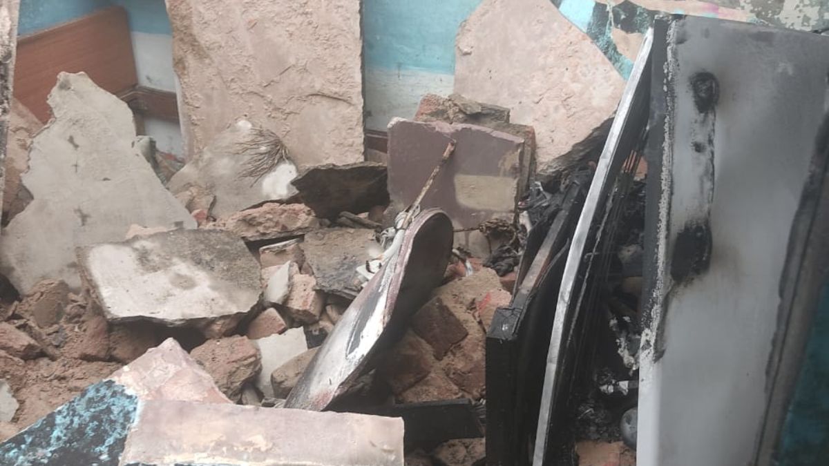 फ्रिज का कंप्रेशर फटने से मकान का हुआ ये हाल, घर में रखा सामान जला फ्रिज का कंप्रेशर फटने से मकान का हुआ ये हाल, घर में रखा सामान जला