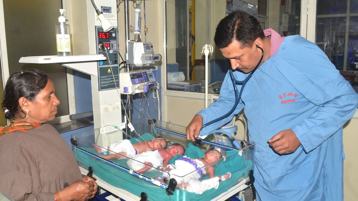 62 साल का बुजुर्ग बना तीन बच्चों का पिता, पत्नी ने कराई थी 20 साल छोटी लड़की से शादी