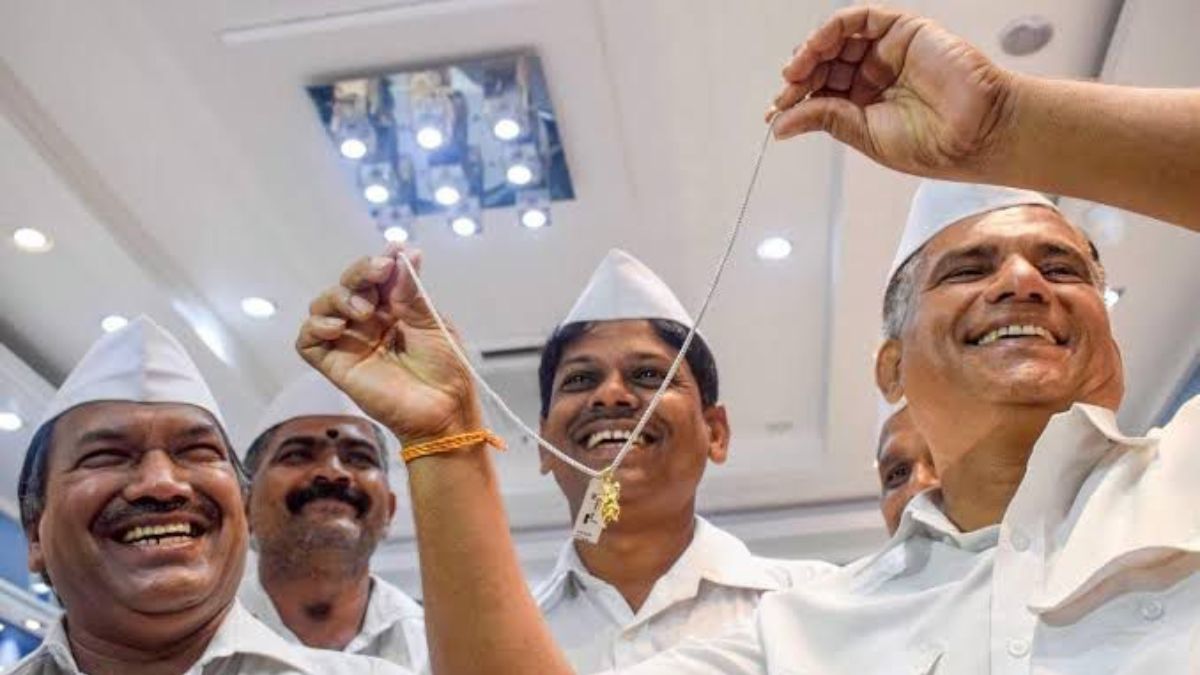 किंग चार्ल्स III के राज्याभिषेक के लिए मुंबई के डब्बावालों ने की तैयारी किंग चार्ल्स III के राज्याभिषेक के लिए मुंबई के डब्बावालों ने की तैयारी