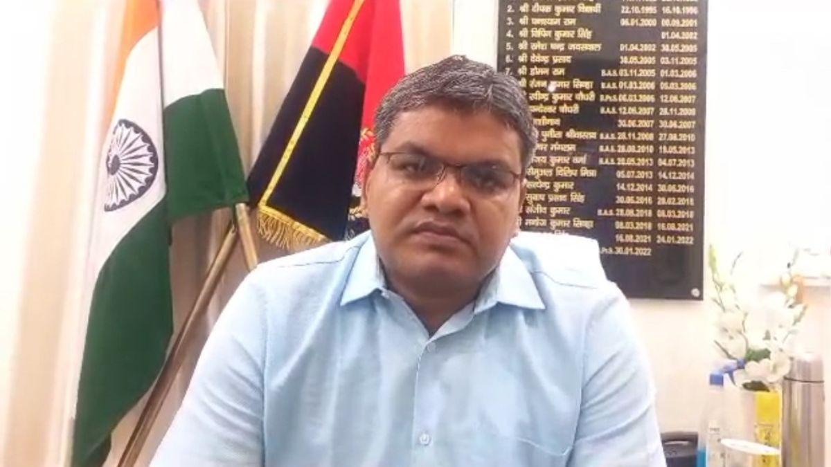 जेल में मस्त होकर कैदियों ने किया डांस, लड़की बनकर लगाए ठुमके