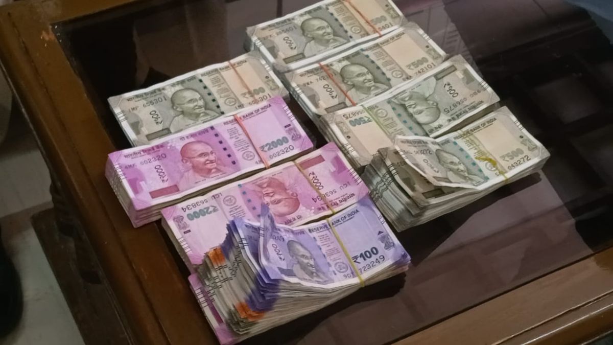 बैग में से निकला लाखों का कैश बैग में से निकला लाखों का कैश