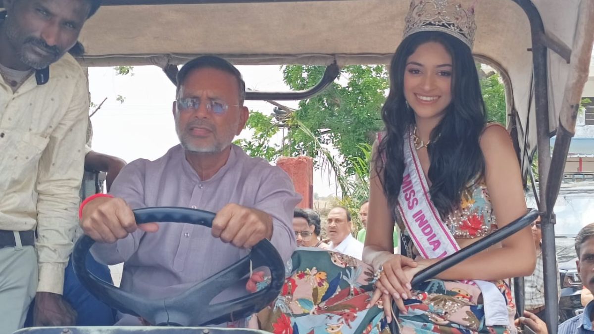 ट्रैक्टर पर सवार होकर गांव पहुंचीं नंदिनी गुप्ता. ट्रैक्टर पर सवार होकर गांव पहुंचीं नंदिनी गुप्ता.