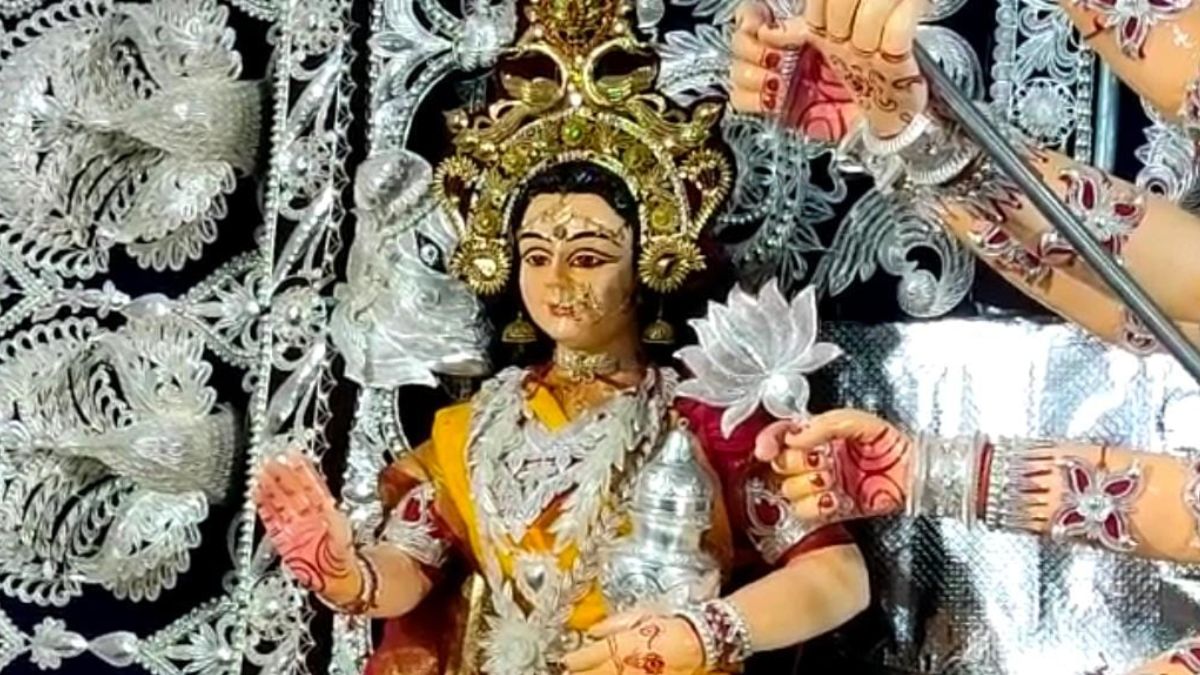 भव्य तरीके से सजाए जा रहे दुर्गा पूजा पंडाल. (Photo: Aajtak)