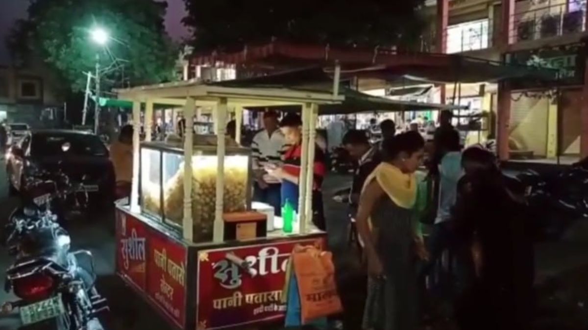 पानीपुरी बेचते रविकांत के पिता देवेंद्र चौधरी.