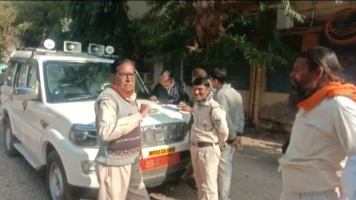 कोर्ट के आदेश पर कुर्क हो गई SDM की गाड़ी, किसान को नहीं दिया था मुआवजा