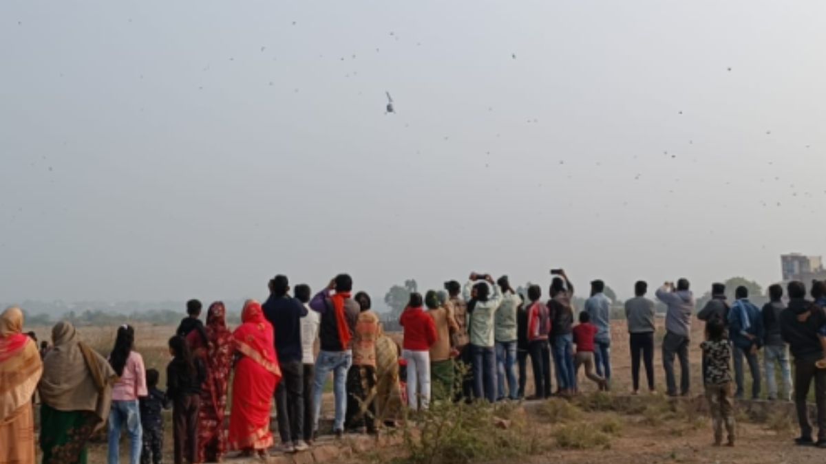 हेलीकॉप्टर से दुल्हन को लेने पहुंचा दूल्हा, देखने वालों की लगी भीड़