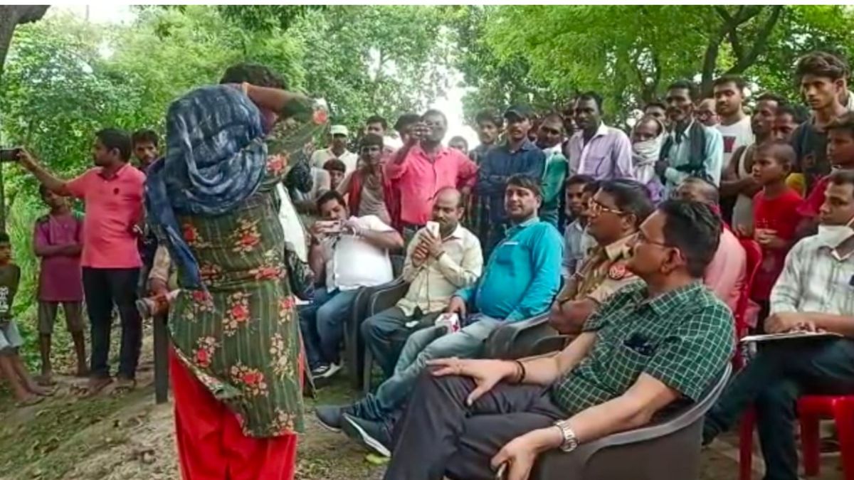 कब्र में दफन लाश किसकी है, इसकी जांच के लिए गांव पहुंचे थे अधिकारी.