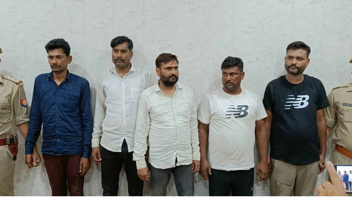 आरोपियों के पास से कैश बरामद. (Photo: Aajtak)