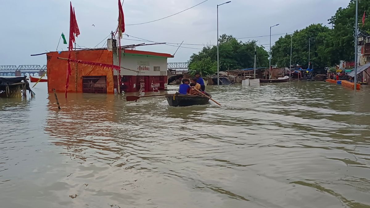 UP: गंगा-यमुना में आई बाढ़, श्मशान घाट की बजाय सड़कों पर हो रहा अंतिम संस्कार
