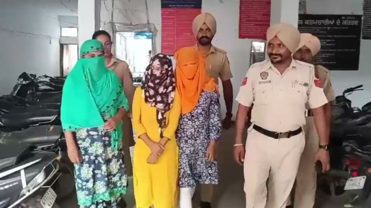 पुलिस की गिरफ्त में आरोपी महिलाएं.
