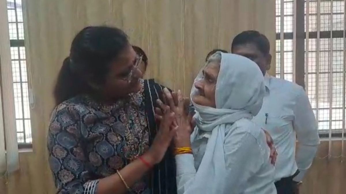 पत्र पढ़कर DM नेहा जैन हुईं भावुक. 