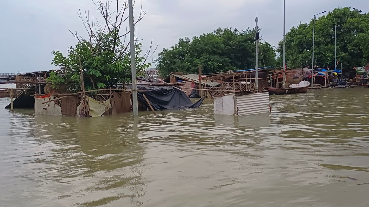 UP: गंगा-यमुना में आई बाढ़, श्मशान घाट की बजाय सड़कों पर हो रहा अंतिम संस्कार