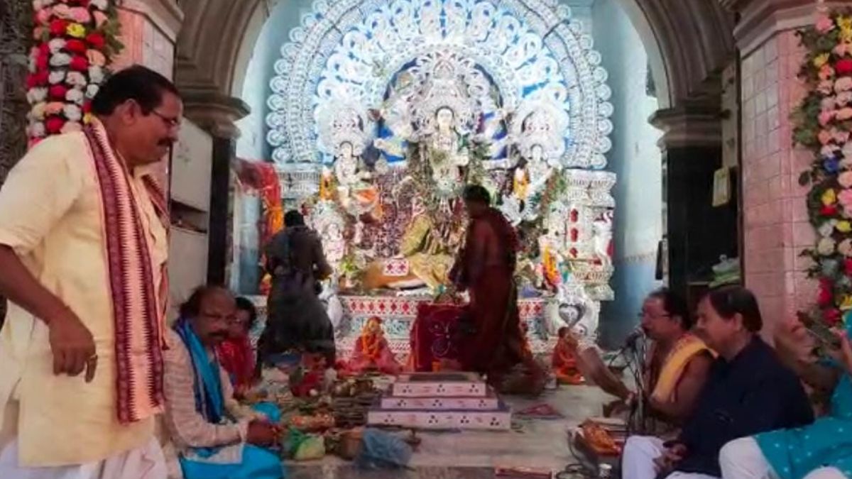 भव्य तरीके से सजाए जा रहे दुर्गा पूजा पंडाल. (Photo: Aajtak)
