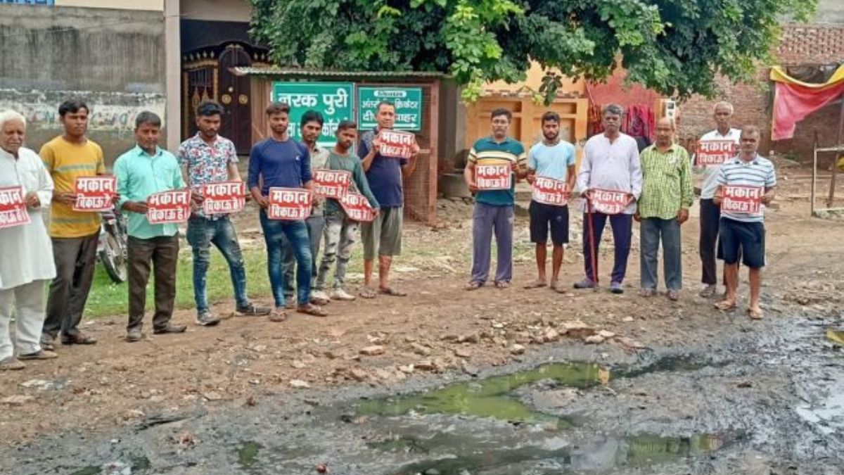 क्षेत्र के विकास की मांग को लेकर प्रदर्शन करते लोग.