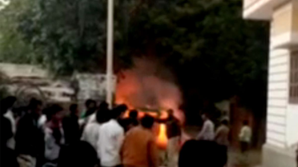 जबरन छीन ले गए स्कॉर्पियो, बीच रोड पर खड़़ी की और तेल डालकर लगा दी आग जबरन छीन ले गए स्कॉर्पियो, बीच रोड पर खड़़ी की और तेल डालकर लगा दी आग