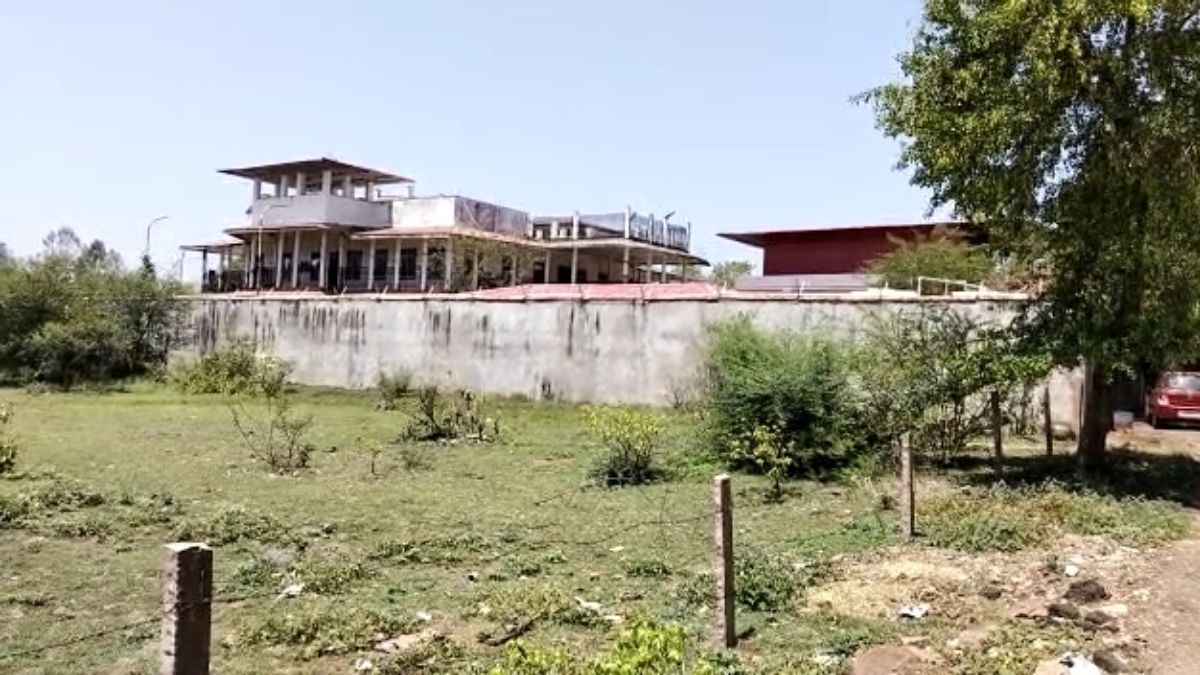 30 हजार सैलरी वाली इंजीनियर के यहां मिली 7 करोड़ की प्रॉपर्टी, हैरान रह गए अफसर 30 हजार सैलरी वाली इंजीनियर के यहां मिली 7 करोड़ की प्रॉपर्टी, हैरान रह गए अफसर