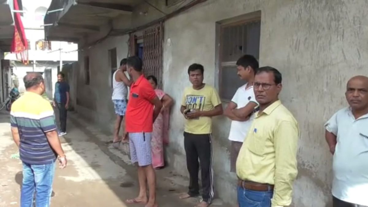 राइफल लेकर रोड पर निकली महिला. (Photo: Video Grab)