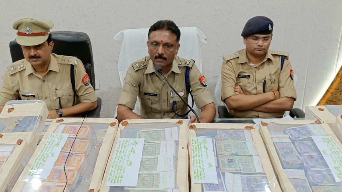 आरोपियों के पास से कैश बरामद. (Photo: Aajtak)