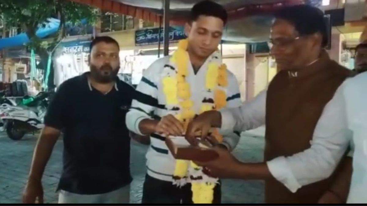 पानीपुरी बेचते रविकांत के पिता देवेंद्र चौधरी.