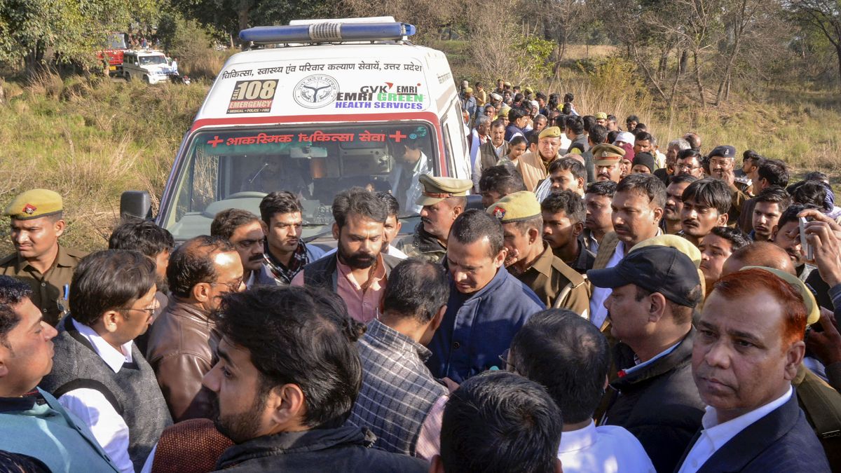 कानपुर अग्निकांड के पीड़ितों से डिप्टी CM ने की बात, हादसे के बाद SDM सस्पेंड, लेखपाल अरेस्ट