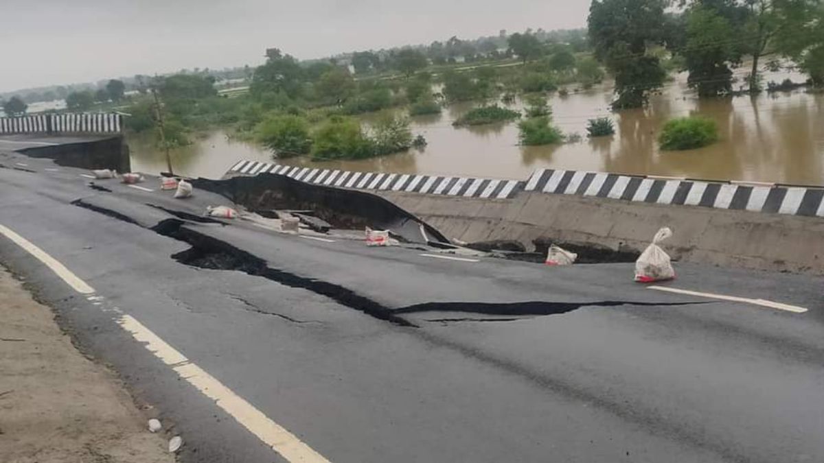 बुंदेलखंड एक्सप्रेस-वे के बाद अब मध्य प्रदेश में सड़क धंसी, दिग्विजय सिंह ने कसा तंज