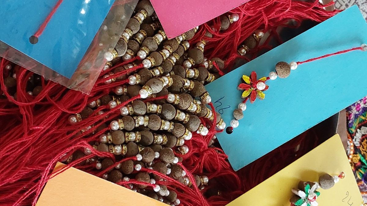 गाय के गोबर से राखी बनातीं महिलाएं. (Photo: Aajtak)