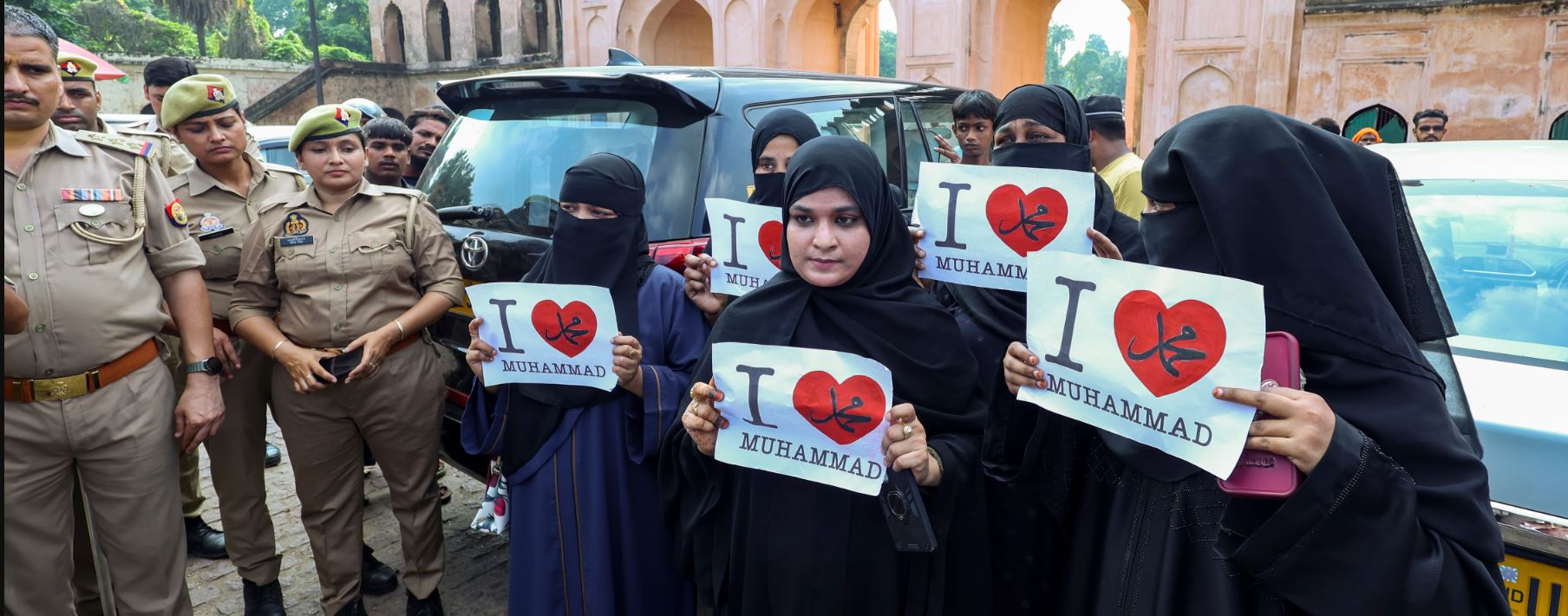 I Love Muhammad Row