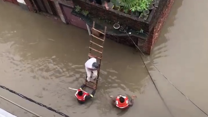 जारी है लोगों का रेस्क्यू जारी है लोगों का रेस्क्यू