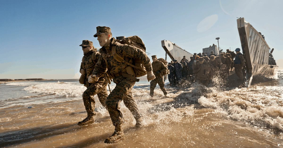 खार्ग पर हमले के लिए अमेरिकी मरीन्स काफी समय से प्रैक्टस कर रहे हैं. (फोटोः यूएस डिपार्टमेंट ऑफ डिफेंस) खार्ग पर हमले के लिए अमेरिकी मरीन्स काफी समय से प्रैक्टस कर रहे हैं. (फोटोः यूएस डिपार्टमेंट ऑफ डिफेंस)