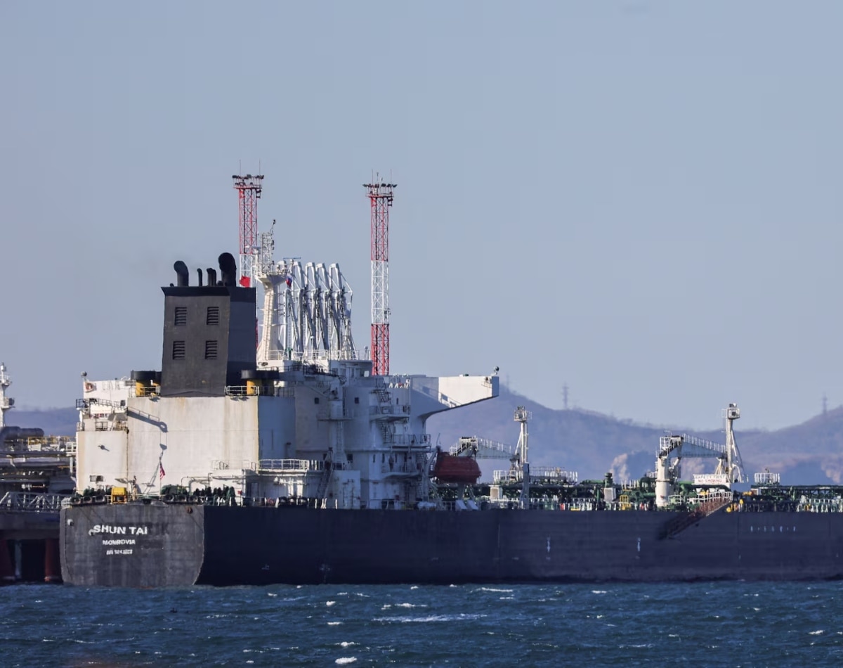 भारत समेत अन्य रूसी तेल खरीदारों के लिए मुसीबत. (Photo: Reuters) US Ban Bill Russian Oil Importer