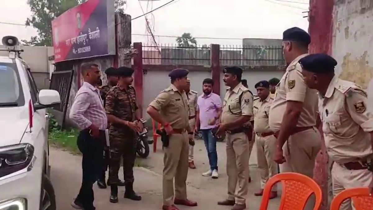 vaishali liquor mafia 50 lakh foreign liquor hidden under jaljeera bottles truck seize vaishali liquor mafia 50 lakh foreign liquor hidden under jaljeera bottles truck seize