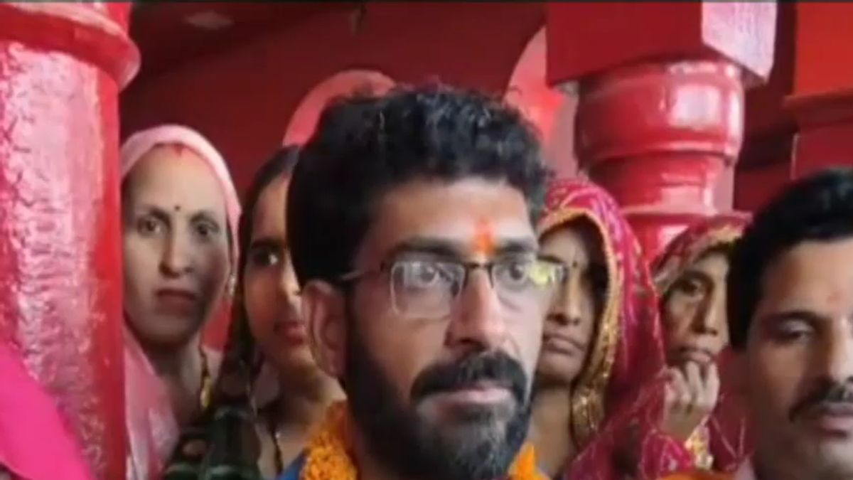 vegetable seller wins 11 crore lottery borrowing 500 receives threat