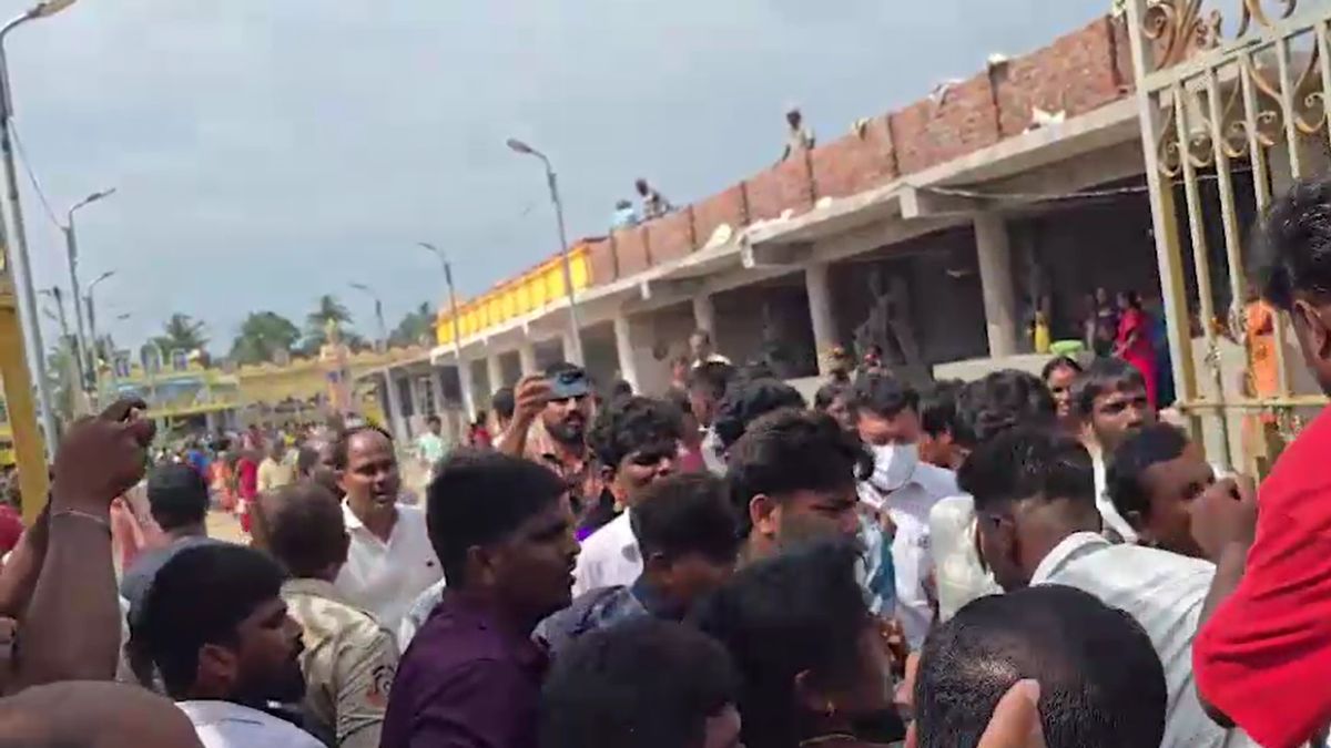 venkateswara temple stampede no permission single gate 10 dead