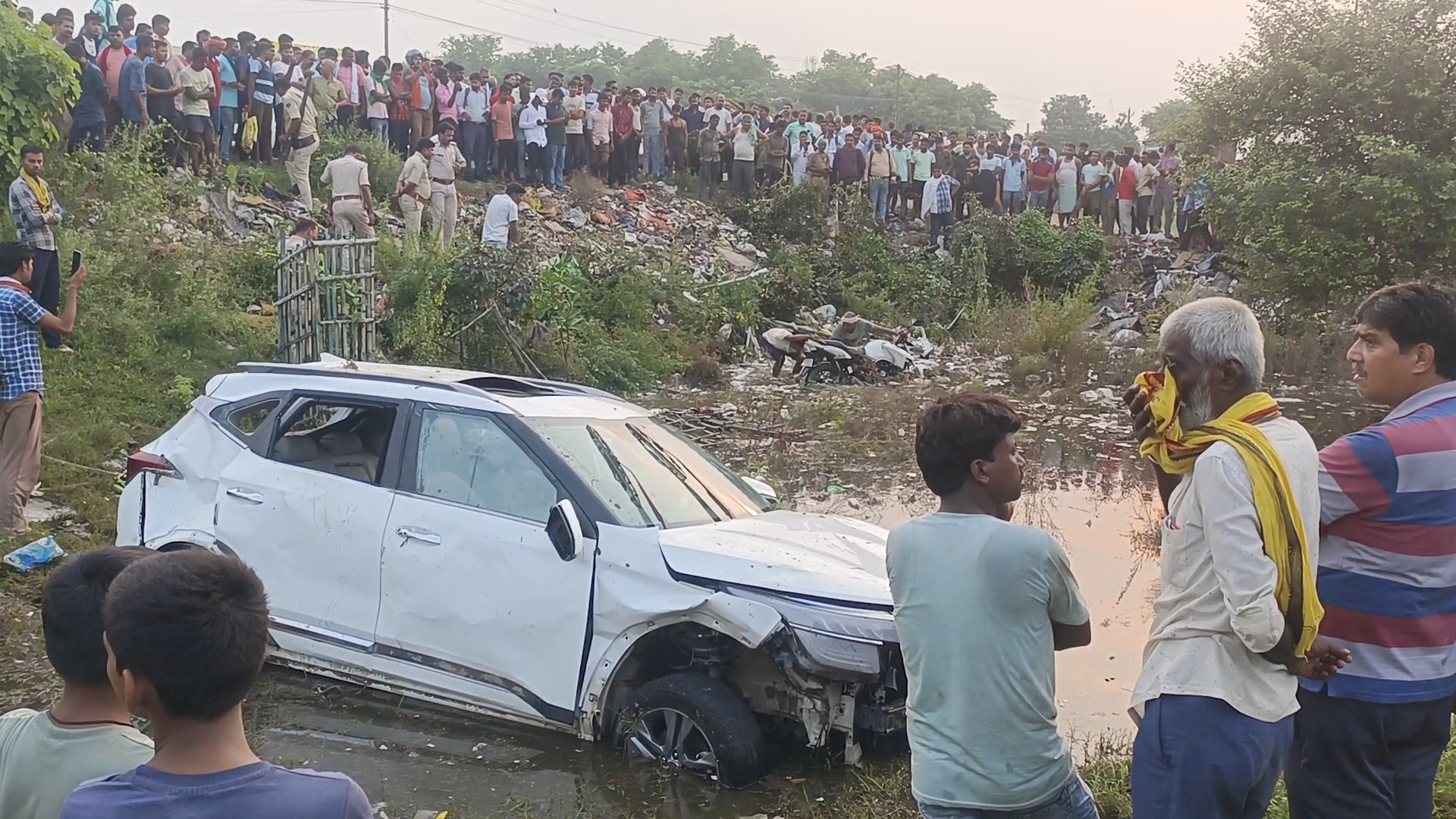 बेगूसराय में कार ने बाइक में मारी टक्कर