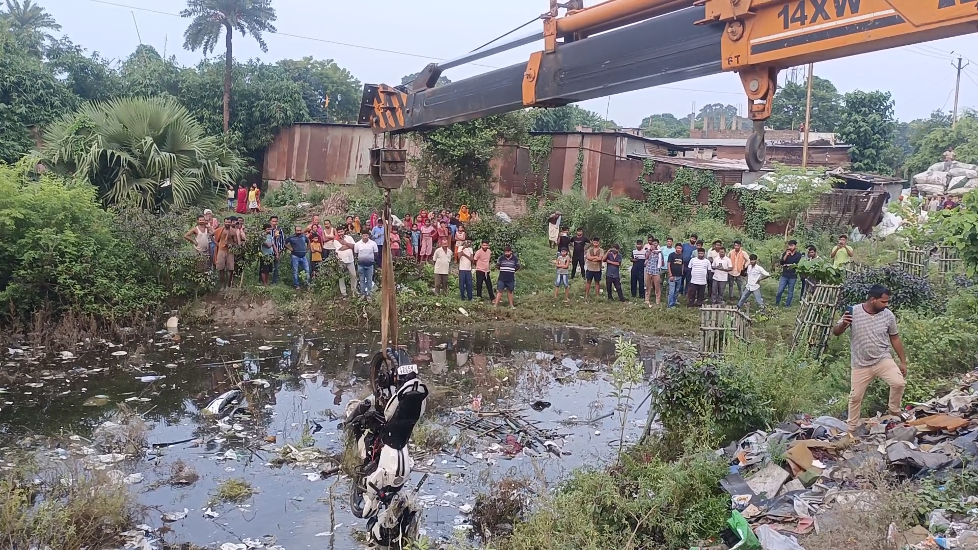 कार ने बाइक में मारी टक्कर