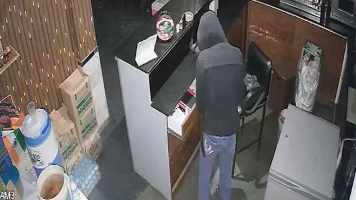Want to celebrate friends birthday farmhouse short of money theft CCTV Want to celebrate friends birthday farmhouse short of money theft CCTV