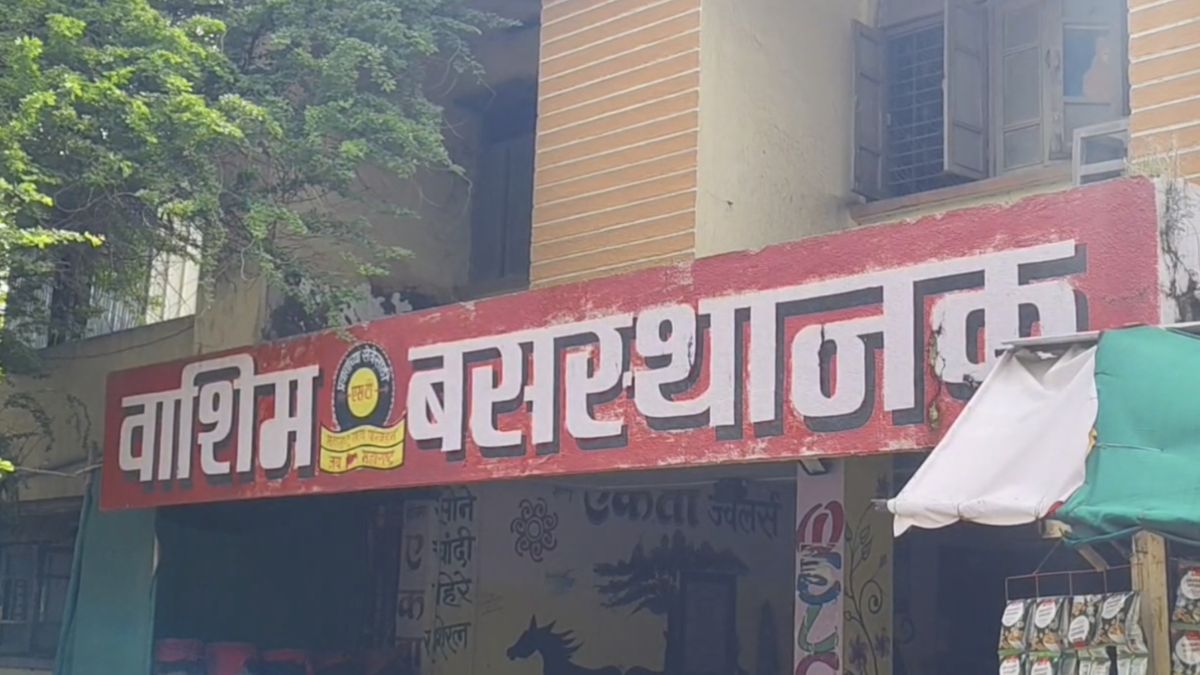 washim st conductor returns rs 24000 lost two years ago after aadhaar card helped -identify elderly woman washim st conductor returns rs 24000 lost two years ago after aadhaar card helped -identify elderly woman
