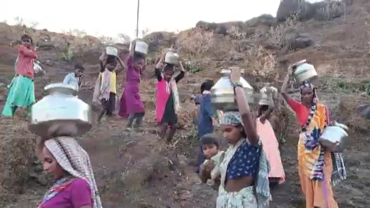 जलजीवन मिशन में भ्रष्टाचार के आरोप, प्यासे आदिवासी आंदोलन पर उतरे... वैतरणा डैम से मुंबई-ठाणे को जाने वाला पानी रोका जलजीवन मिशन में भ्रष्टाचार के आरोप, प्यासे आदिवासी आंदोलन पर उतरे... वैतरणा डैम से मुंबई-ठाणे को जाने वाला पानी रोका