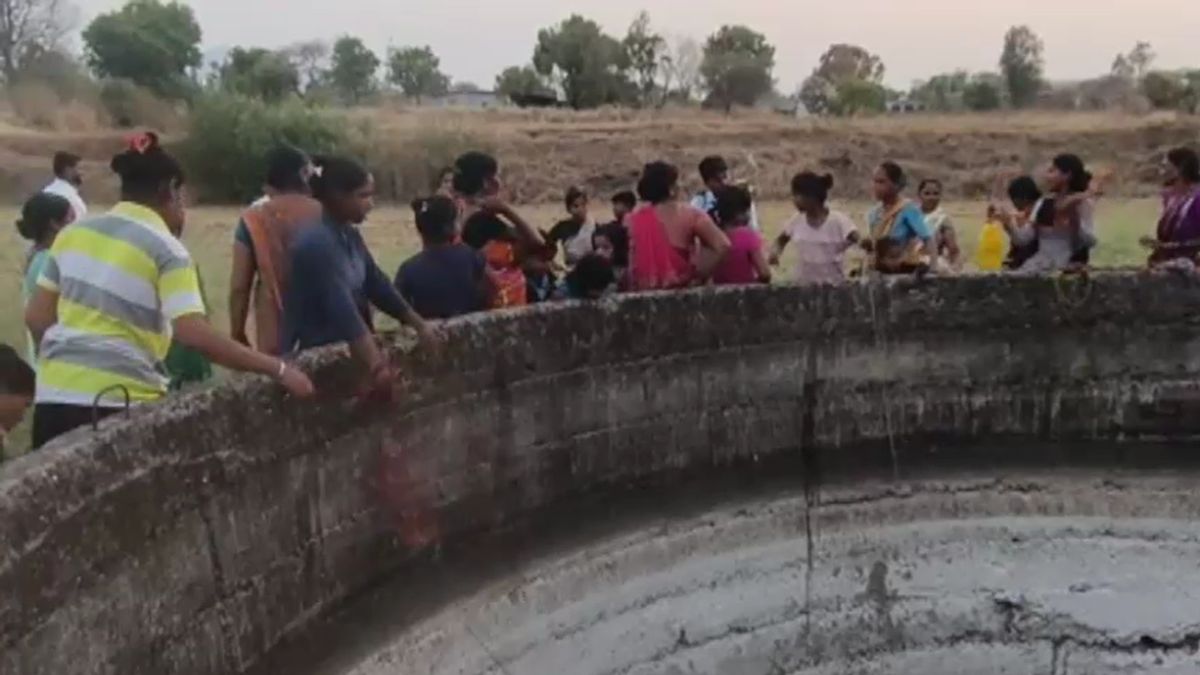 जलजीवन मिशन में भ्रष्टाचार के आरोप, प्यासे आदिवासी आंदोलन पर उतरे... वैतरणा डैम से मुंबई-ठाणे को जाने वाला पानी रोका जलजीवन मिशन में भ्रष्टाचार के आरोप, प्यासे आदिवासी आंदोलन पर उतरे... वैतरणा डैम से मुंबई-ठाणे को जाने वाला पानी रोका